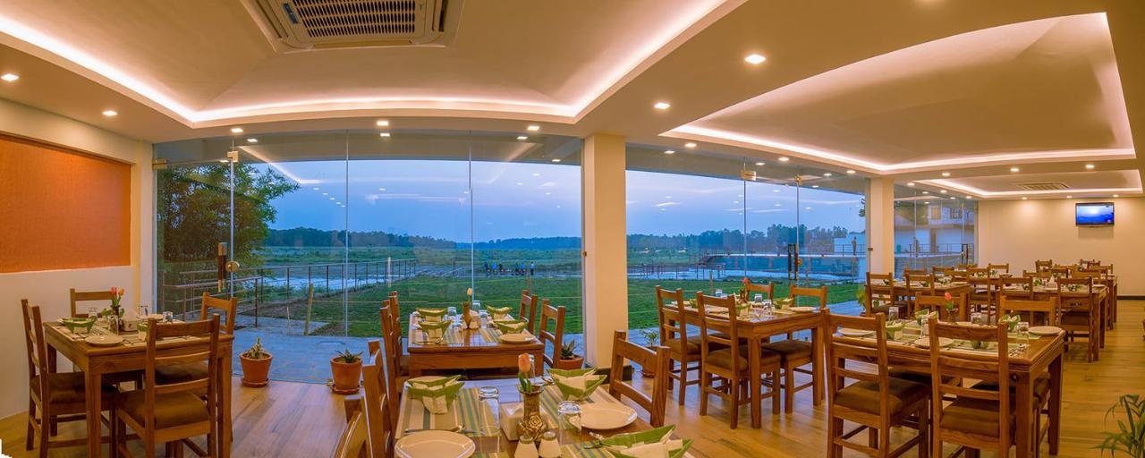 Park Safari Resort Sauraha Extérieur photo