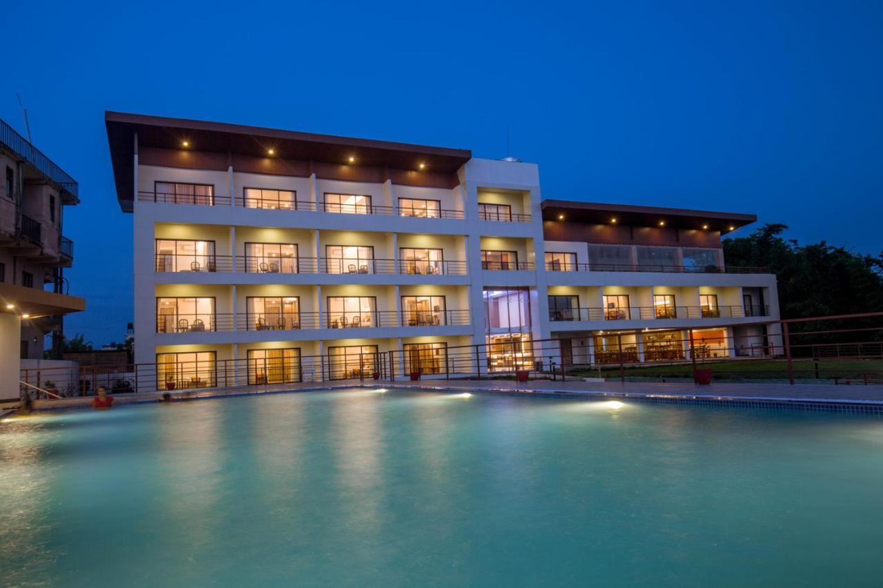 Park Safari Resort Sauraha Extérieur photo