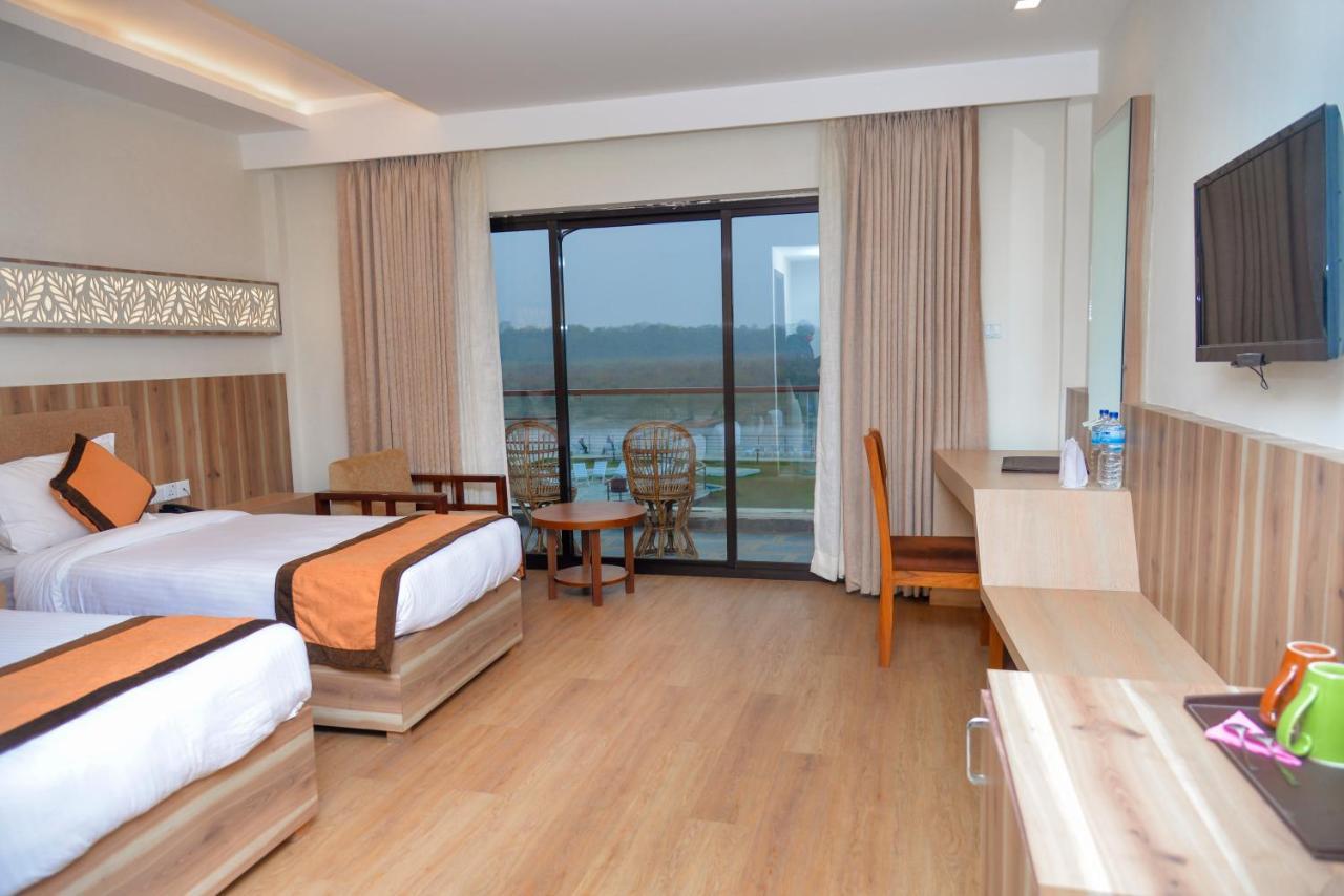 Park Safari Resort Sauraha Extérieur photo