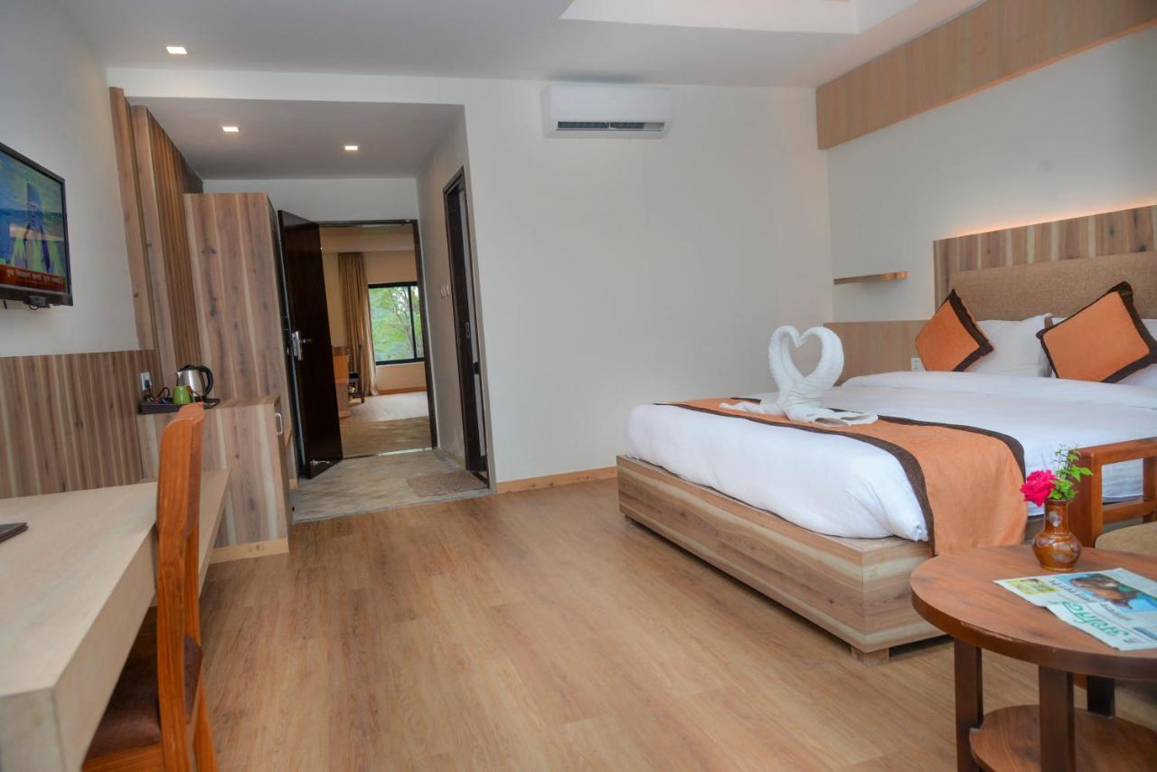 Park Safari Resort Sauraha Extérieur photo
