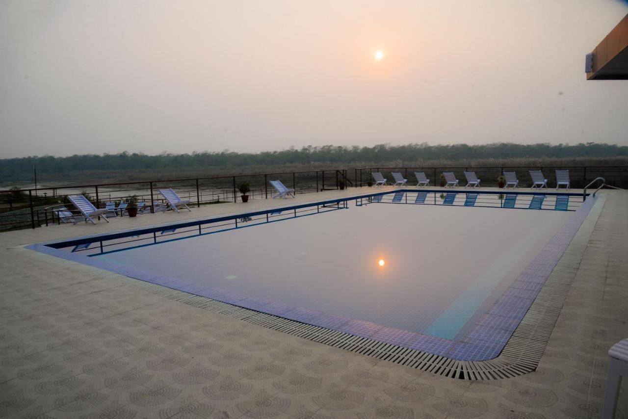 Park Safari Resort Sauraha Extérieur photo