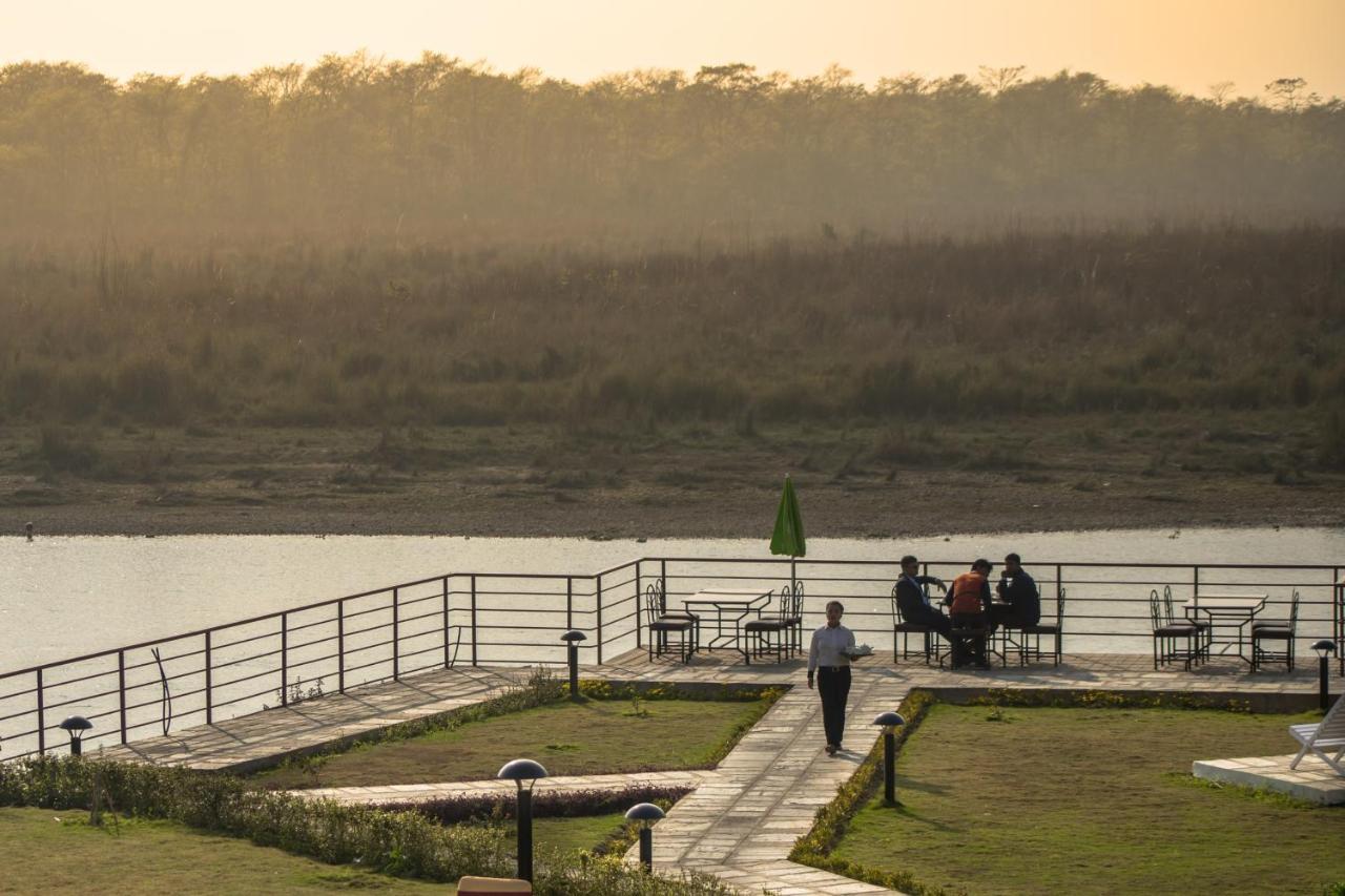 Park Safari Resort Sauraha Extérieur photo