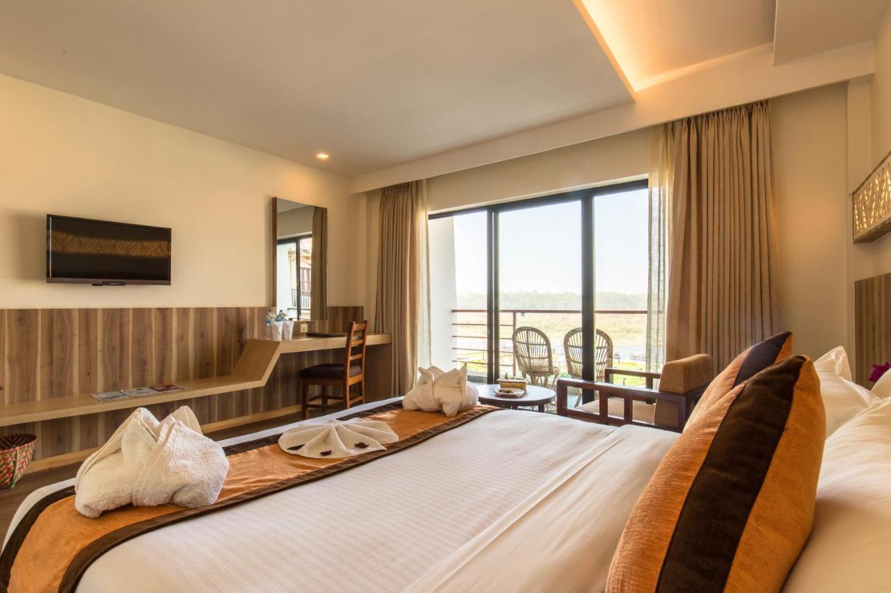 Park Safari Resort Sauraha Extérieur photo